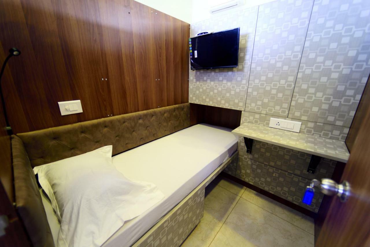 Bedspace- Capsule Ac Hotel Мангалур Екстер'єр фото